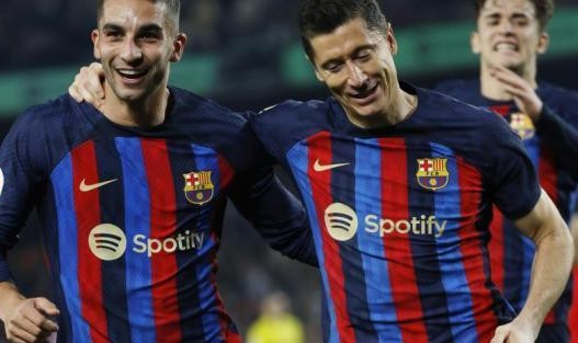 足球直播-“废人”费兰突成最佳，哈维有资本变阵三前锋打曼联