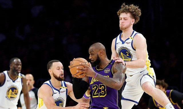 柠檬体育直播-40岁零38天！詹皇轰42+17+8创神迹超乔丹+扎心库里