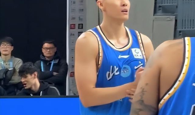 足球直播-范子铭：今天开赛前压力挺大 第四节拼抢篮板球更多是本能反应