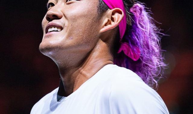 足球直播-张奔斗：紫发张之臻，马赛站紫气东来