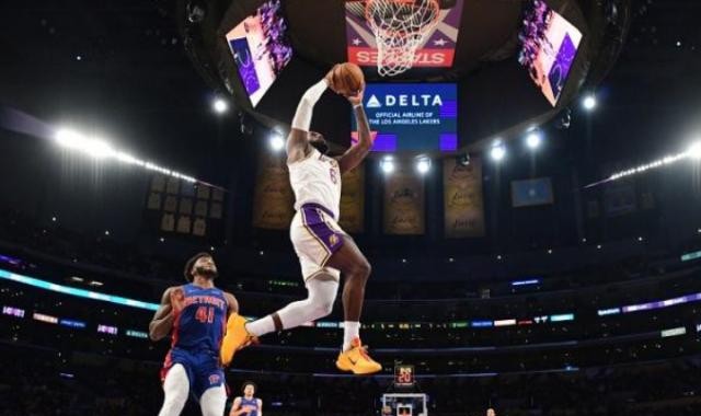 火药味未达到期待 三巨头合砍83分湖人稳收胜利